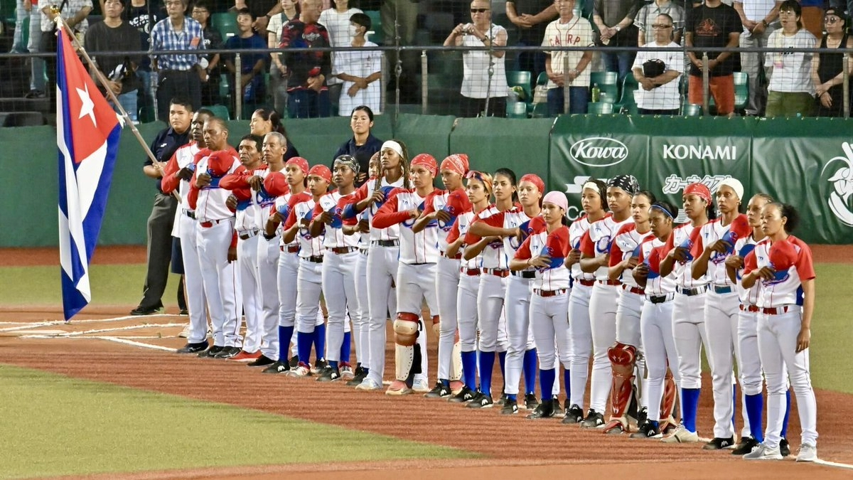 Equipo de femenino cubano de béisbol en Japón.