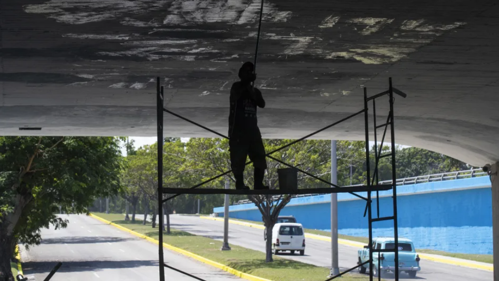 Un trabajador pinta el interior de un túnel de La Habana.