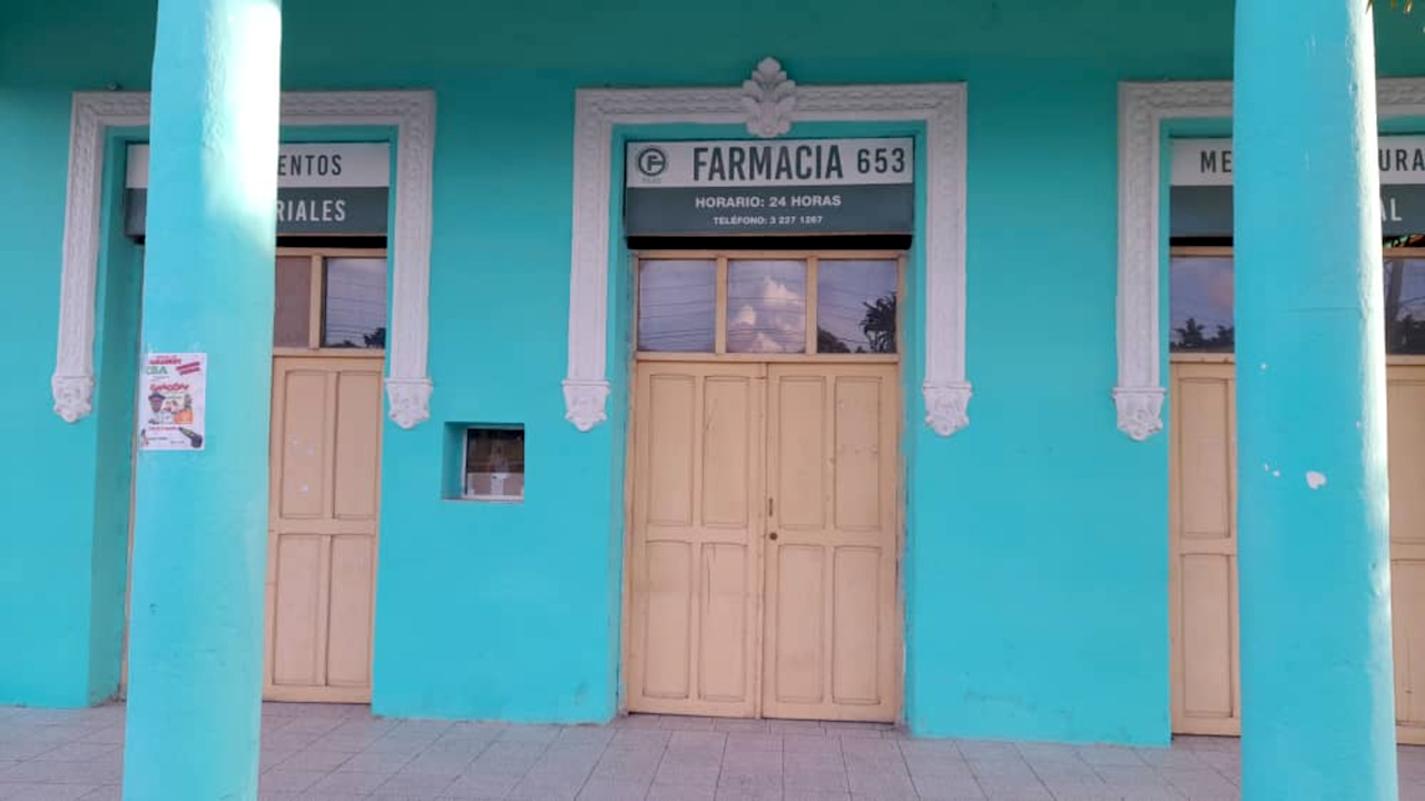 A closed pharmacy in Camagüey.