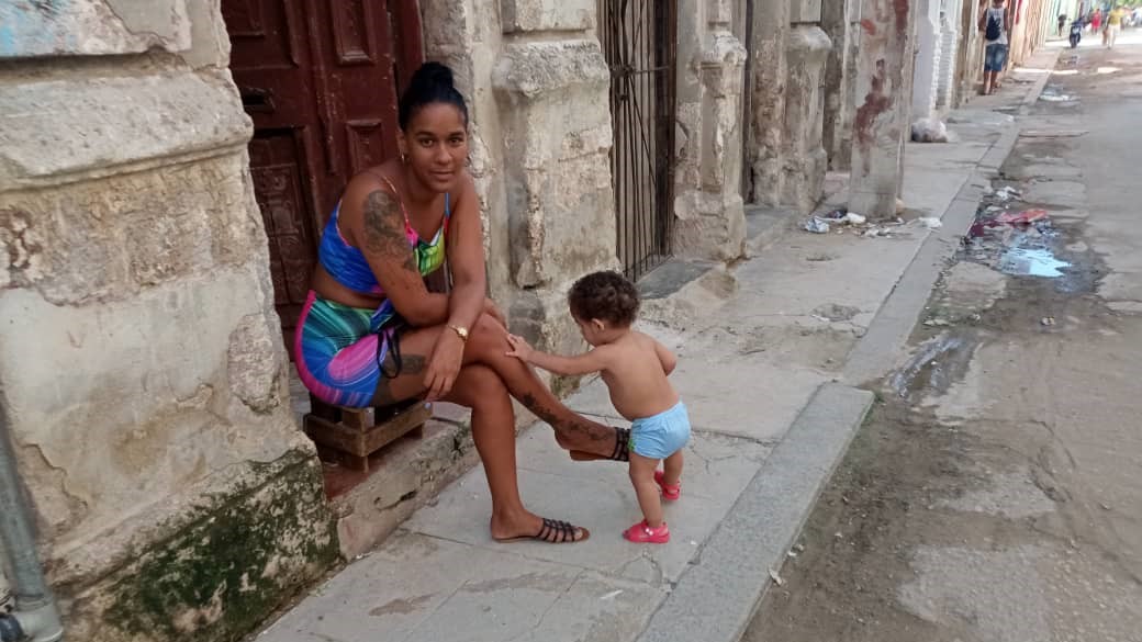 Una joven madre cubana en una vivienda en La Habana.