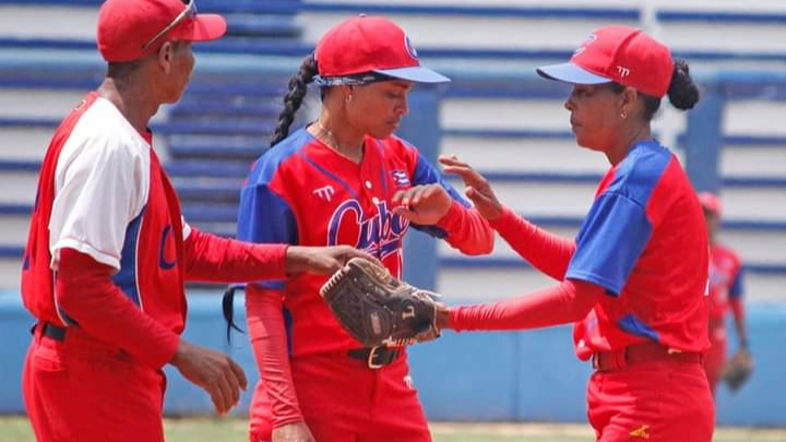 Integrantes del equipo de béisbol femenino de Cuba y un entrenador.