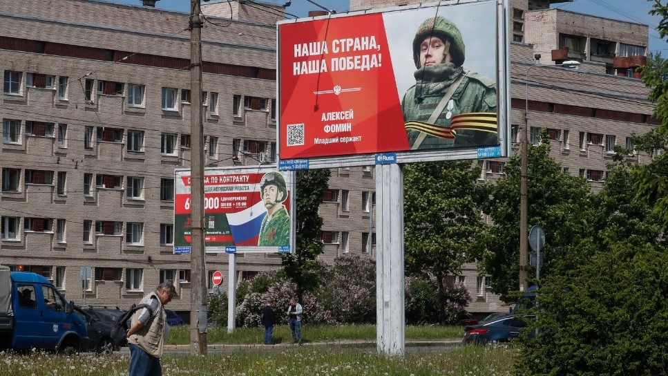Valla publicitaria de la enorme campaña de Rusia para el reclutamiento de soldados para pelear en Ucrania.