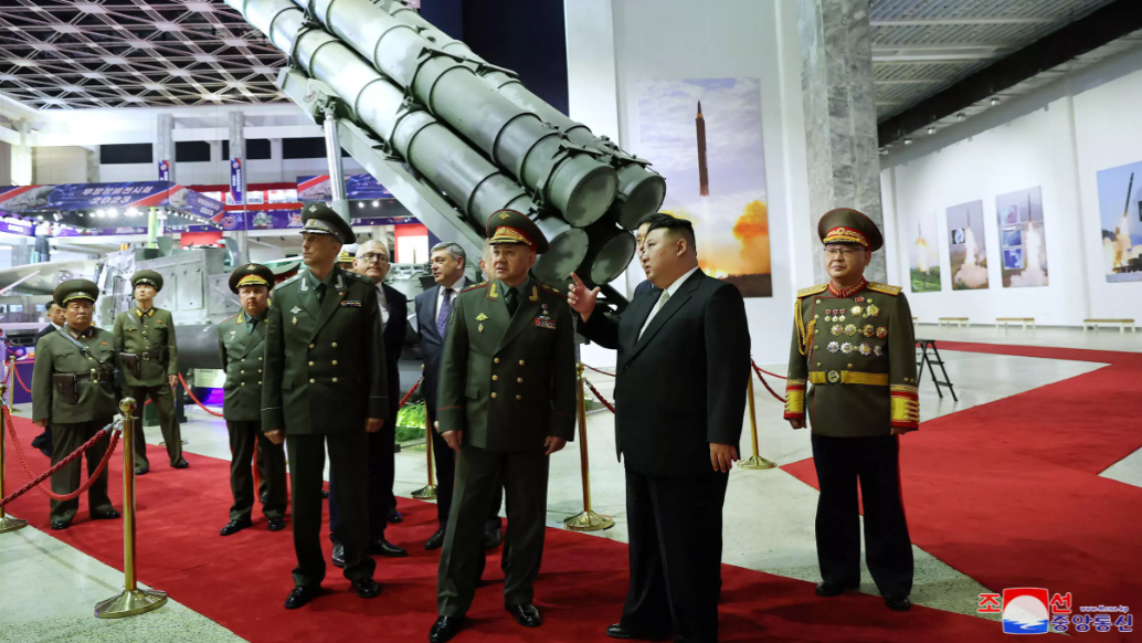 El ministro de Defensa de Rusia, Serguéi Shoigu, y Kim Jong-un en Pyongyang en julio de 2023, revisando armamento norcoreano.