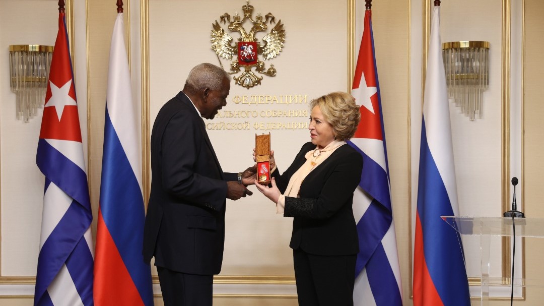 Esteban Lazo entrega la Orden de la Solidaridad a Valentina Matvienko, presidenta del Consejo de la Federación de la Asamblea Federal de Rusia en diciembre de 2022.