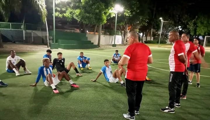 Entrenamiento de la selección nacional de fútbol masculino de Cuba.