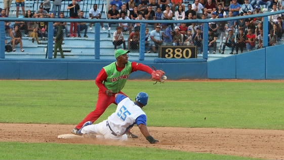 Momento de un partido de béisbol en Cuba.