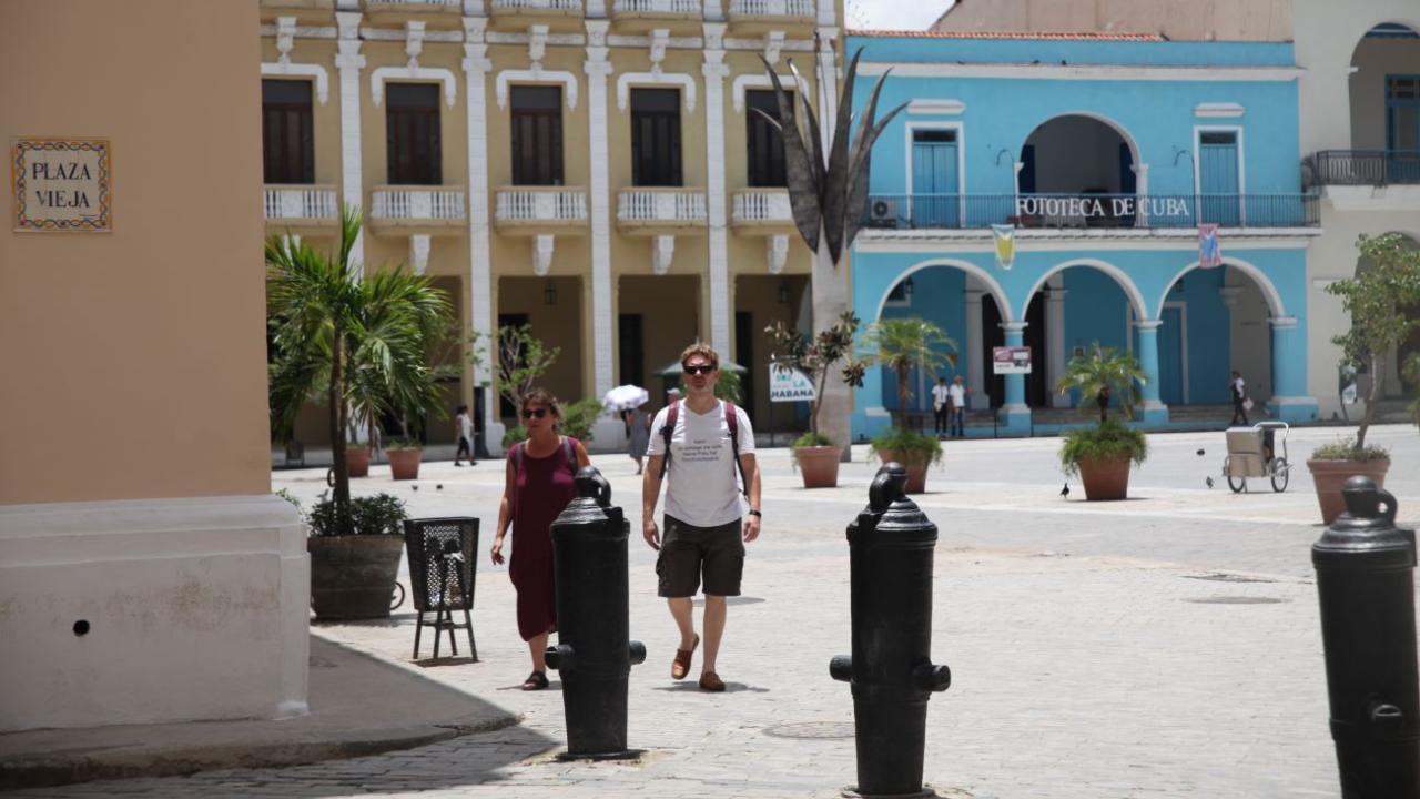 Turistas en la Plaza de Armas de La Habana Vieja.