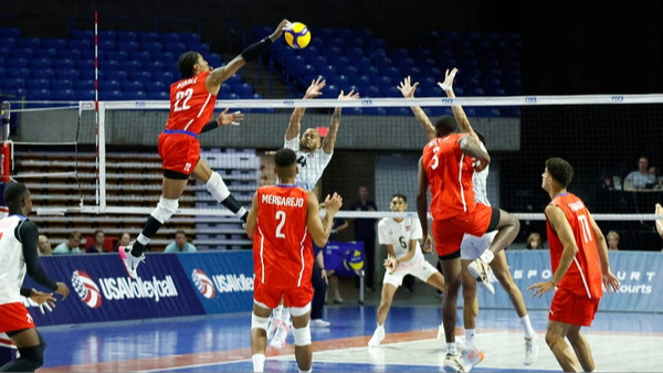 Momento del partido entre los equipos de voleibol de Cuba y República Dominicana.