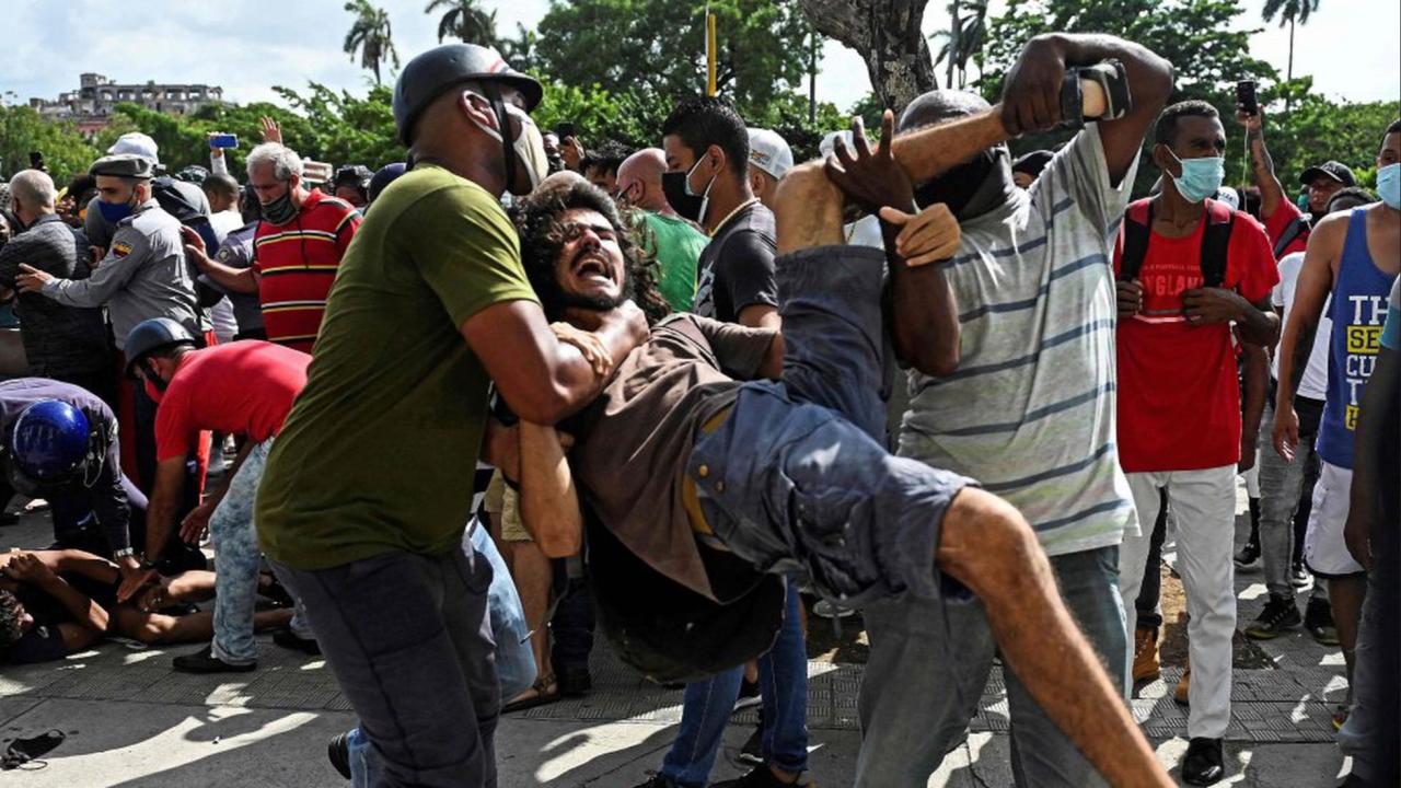 Un manifestante es detenido por policías vestidos de civil en La Habana durante las protestas del 11 de julio de 2021 en La Habana.