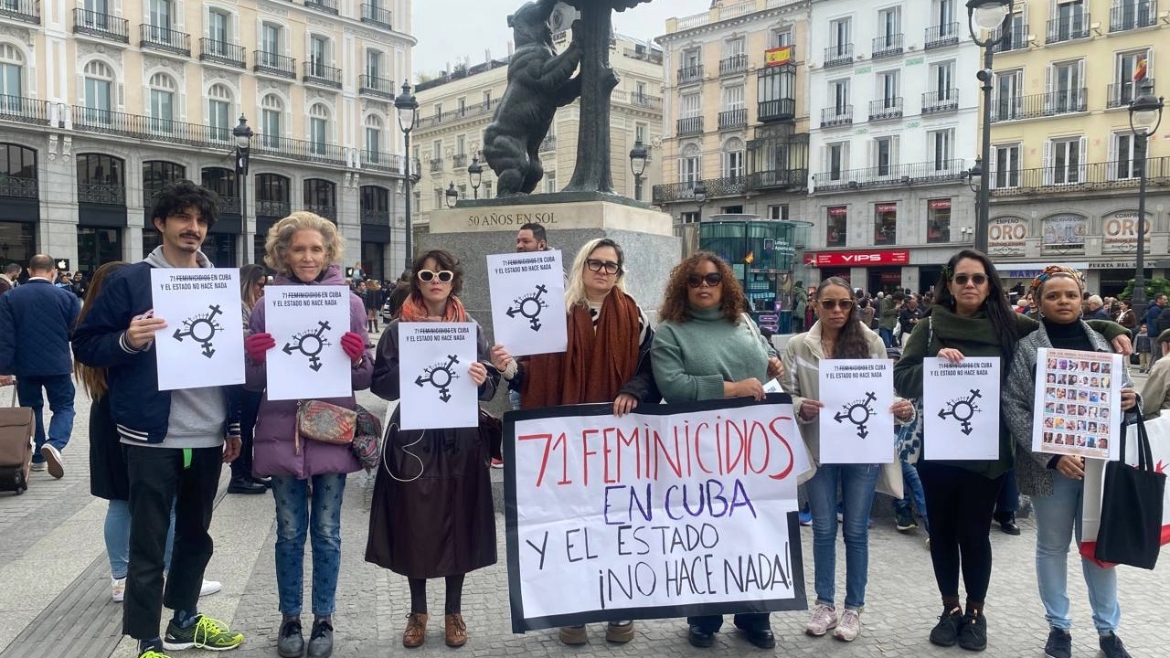 Activistas cubanos en Madrid protestan en la Puerta del Sol ante el aumento de los feminicidios en la Isla.