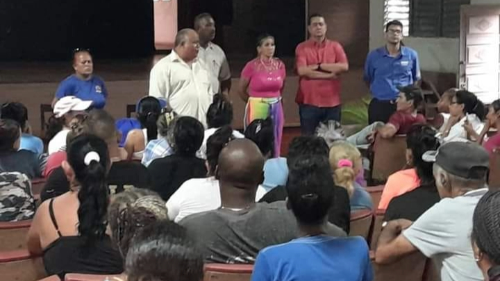 Encuentro de pobladores de Sierra de Cubitas, en Camagüey, con autoridades del Partido Comunista de Cuba del municipio.