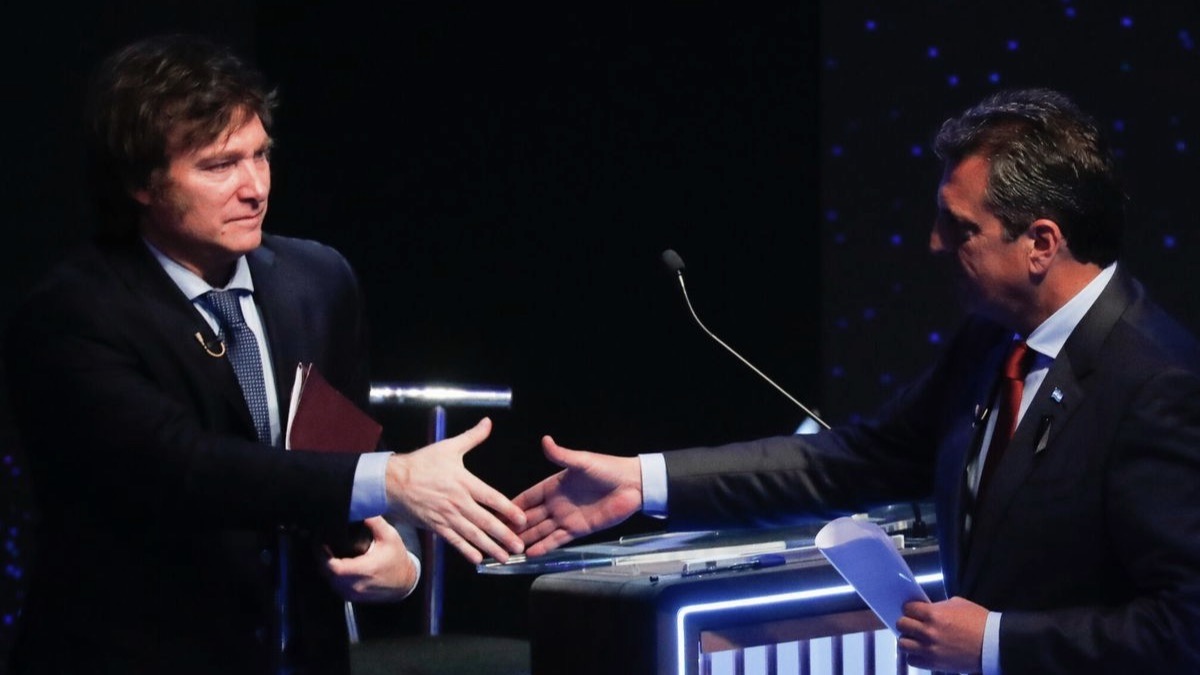 Javier Milei (izq.) y Sergio Massa durante un debate.