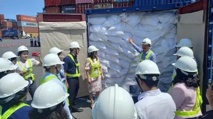 Cargamento de arroz donado por Vietnam antes de su partida a Cuba.