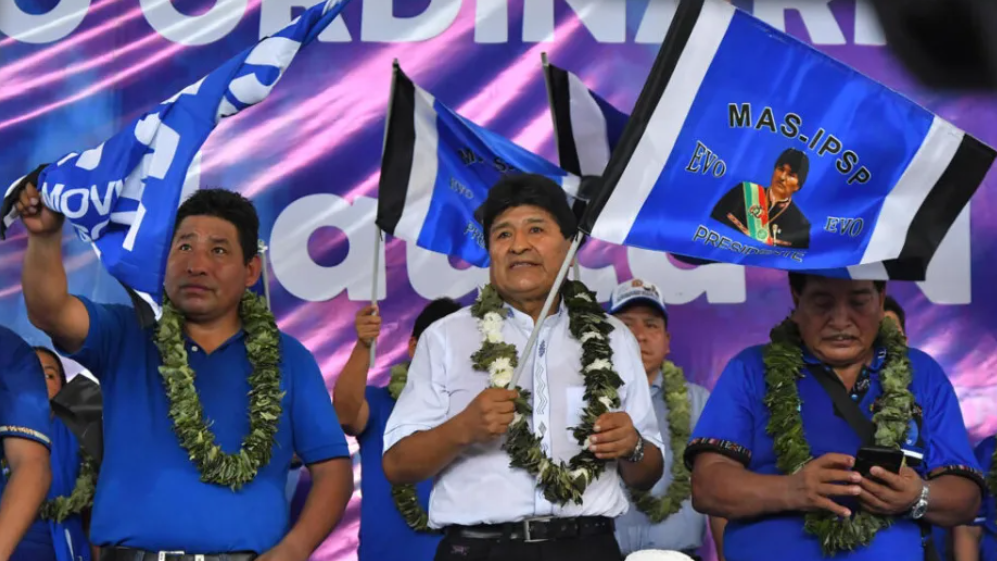 Evo Morales rodeado de miembros del MAS en un acto público.