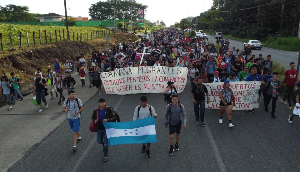 Caravana de migrantes que partió este lunes de Tapachula, México.