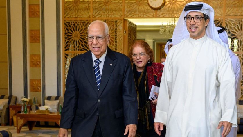 Cabrisas junto al jeque Mansour bin Zayed, viceprimer ministro de Emiratos Árabes Unidos, en Abu Dhabi.