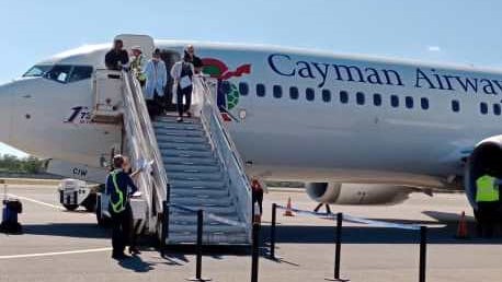 Avión de Caiman Airways con migrantes cubanos devueltos.