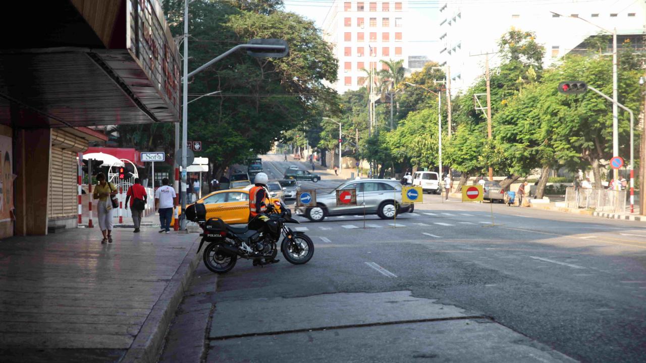 Cierre de vías y presencia policial en La Habana.
