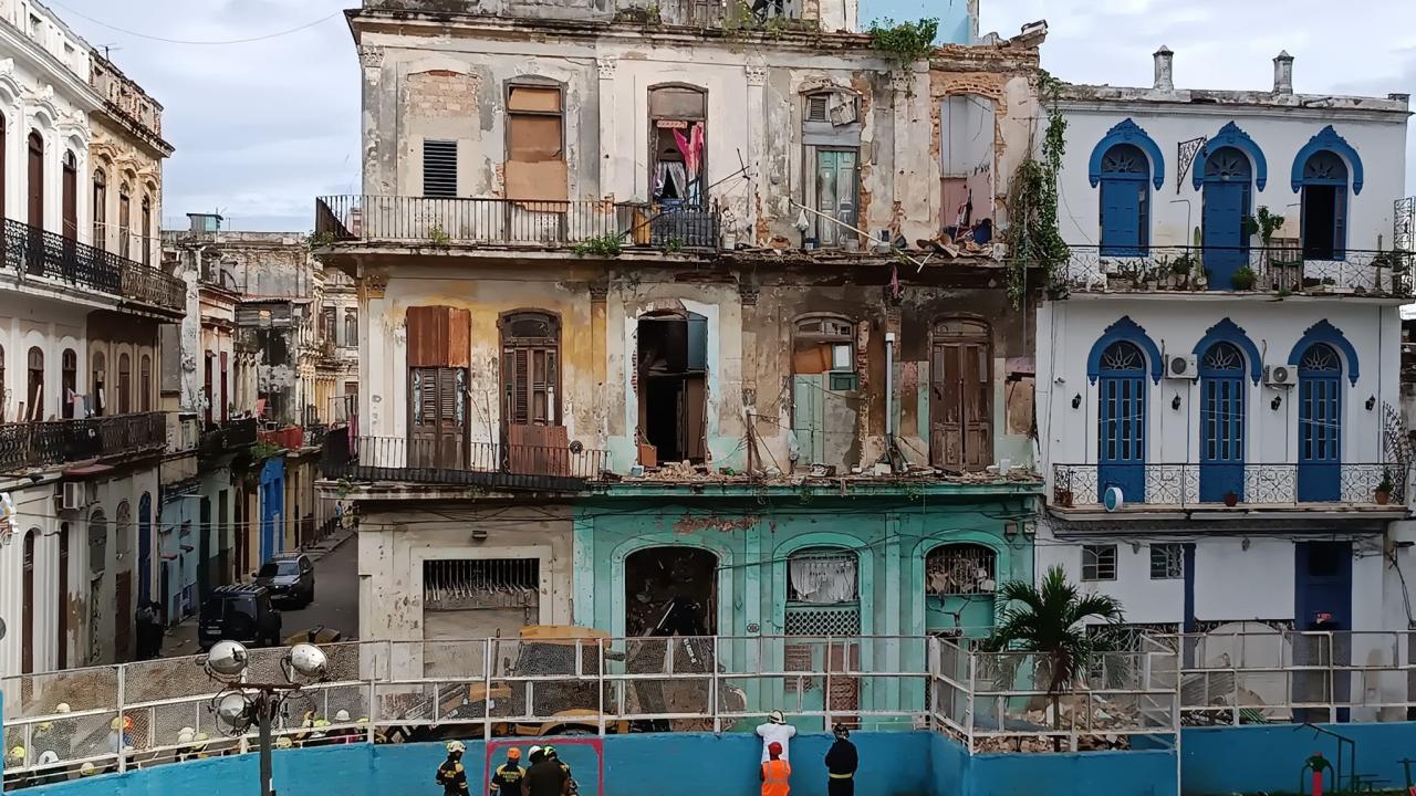 Labores de rescate y retirada de escombros en el edificio derrumbado en La Habana Vieja. 