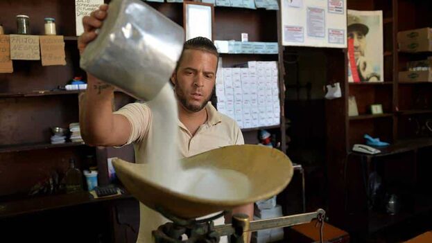 Un bodeguero despacha azúcar en Santiago de Cuba.