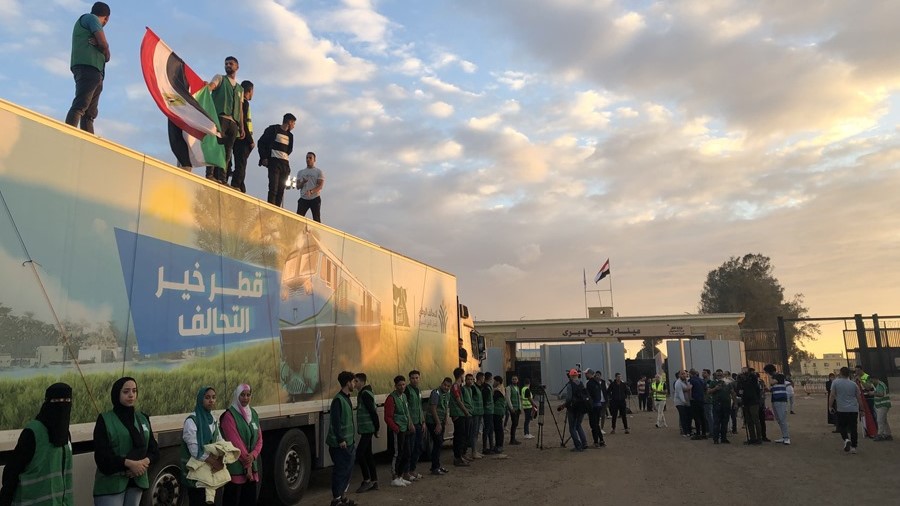 Un camión de un convoy de ayuda humanitaria para la Franja de Gaza espera frente al paso fronterizo de Rafah, en Egipto, 17 de octubre. 