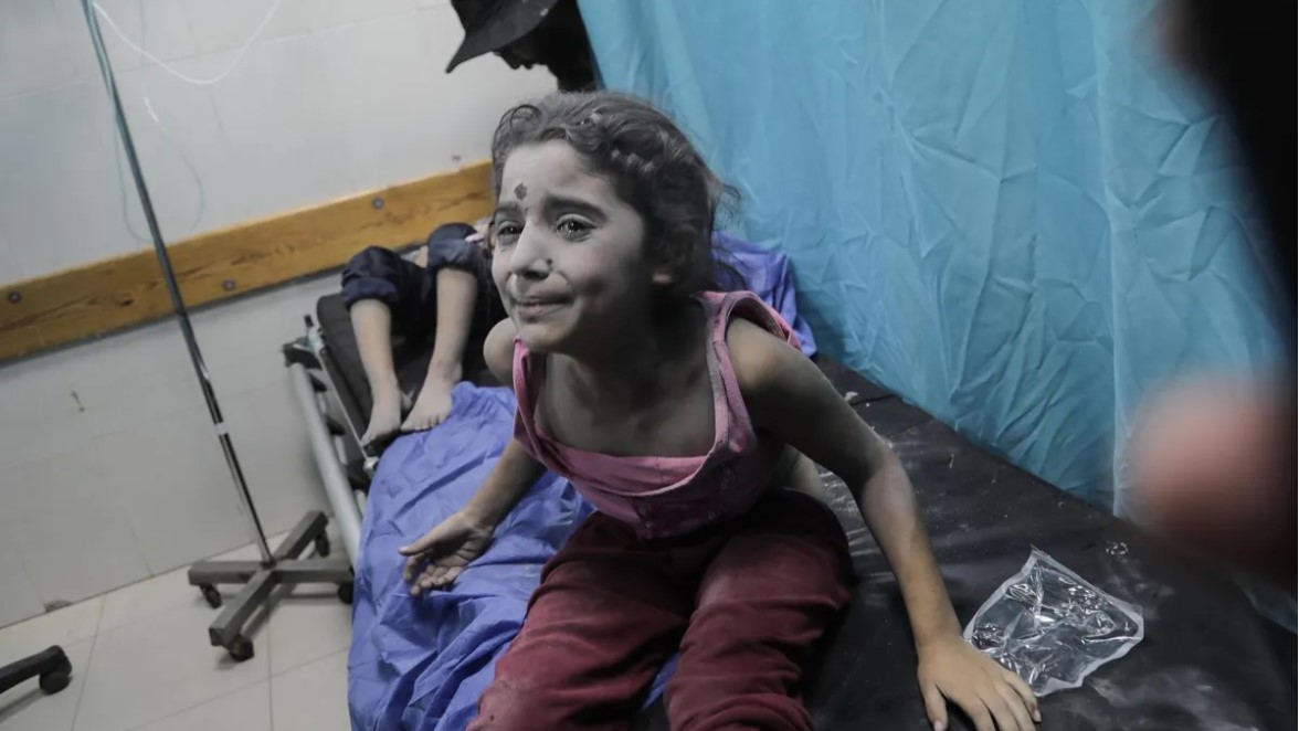 Una niña palestina herida por un bombardeo de Israel permanece en un hospiral del sur de Gaza, este 17 de octubre de 2023. 