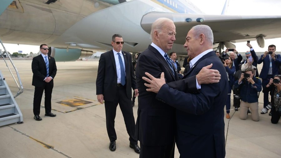  bienvenida del primer ministro israelí Benjamin Netanyahu (d) al presidente estadounidense Joe Biden, en el Aeropuerto Internacional Ben-Gurion, este miércoles 18 de octubre.