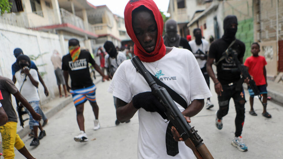 Haitianos armados en las calles.