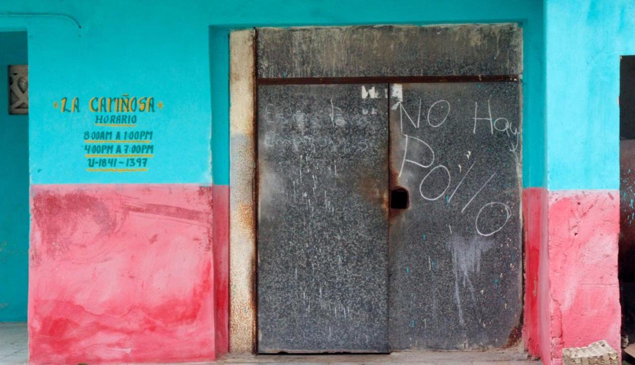 Una bodega cerrada en Cuba.