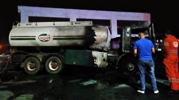 Camión cisterna de CUPET incendiado en Pinar del Río.