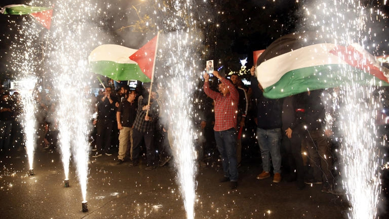 Celebraciones con fuegos artificiales en la plaza Palestina, de Teherán.