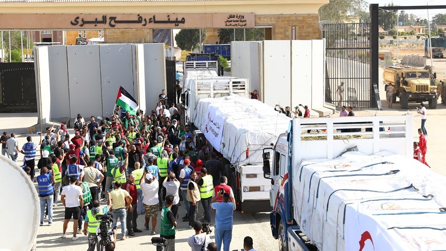 Camiones que transportan ayuda humanitaria para la Franja de Gaza cruzan el paso fronterizo de Rafah desde Egipto, este sábado el 21 de octubre. 