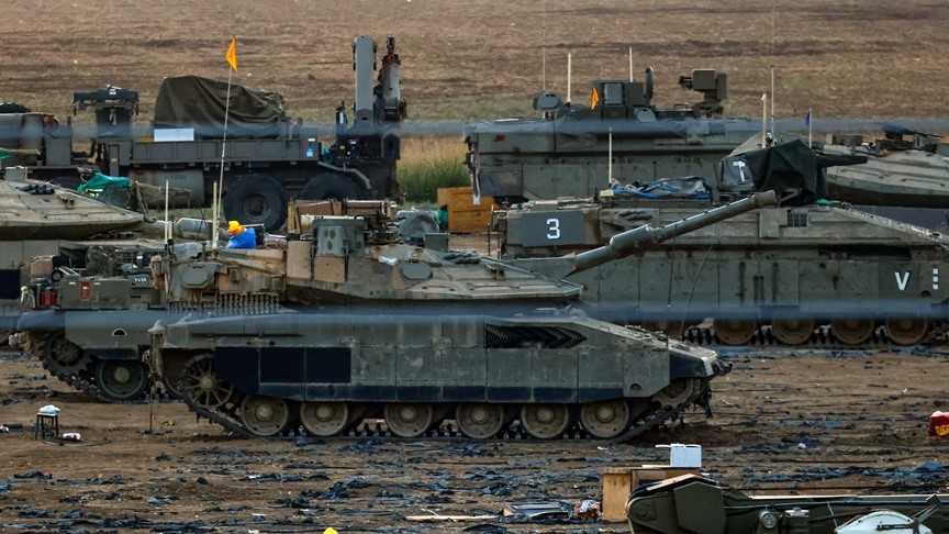 Soldados israelíes se preparan para el escenario de maniobras terrestres en un lugar no revelado cerca de la frontera con Gaza. 