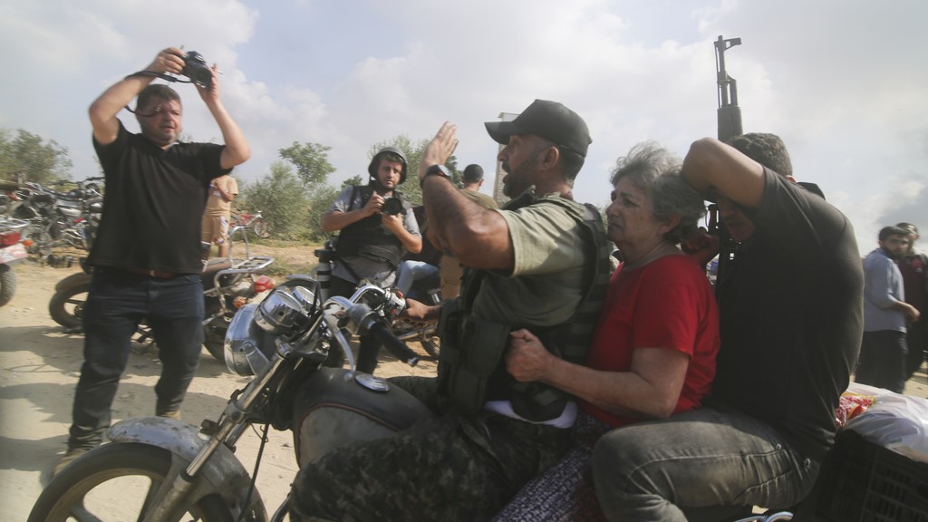 Militantes de Hamás trasladan a Gaza a una mujer israelí secuestrada el sábado.