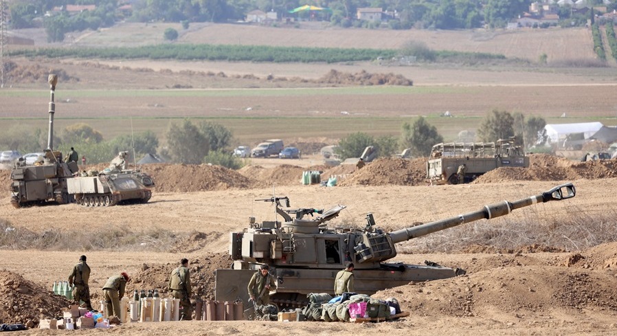 Efectivos israelíes cerca de la frontera con Gaza, este domingo.