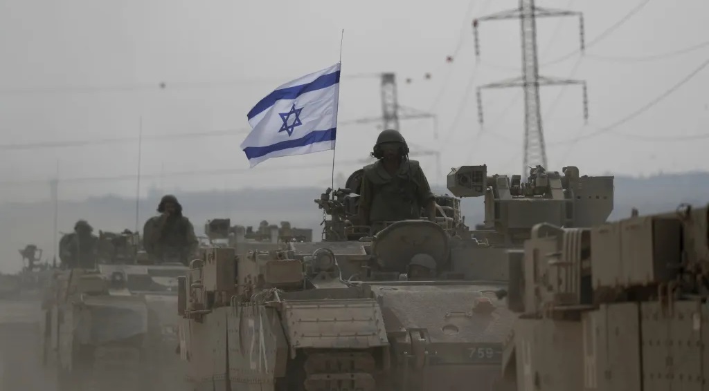 Soldados israelíes en tanques, junto a la frontera con Gaza, este sábado.