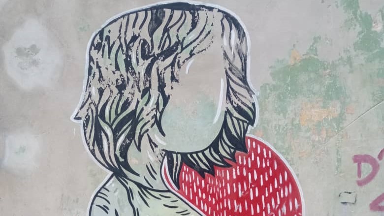 Mujer sin rostro en un grafiti en La Habana.