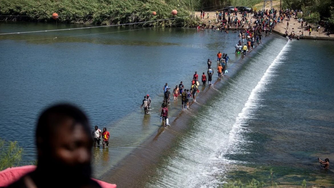 Migrantes procedentes de Haití esperan en el río Bravo para cruzar rumbo a Estados Unidos, en Ciudad Acuña, estado de Coahuila (México), en una fotografía de archivo.