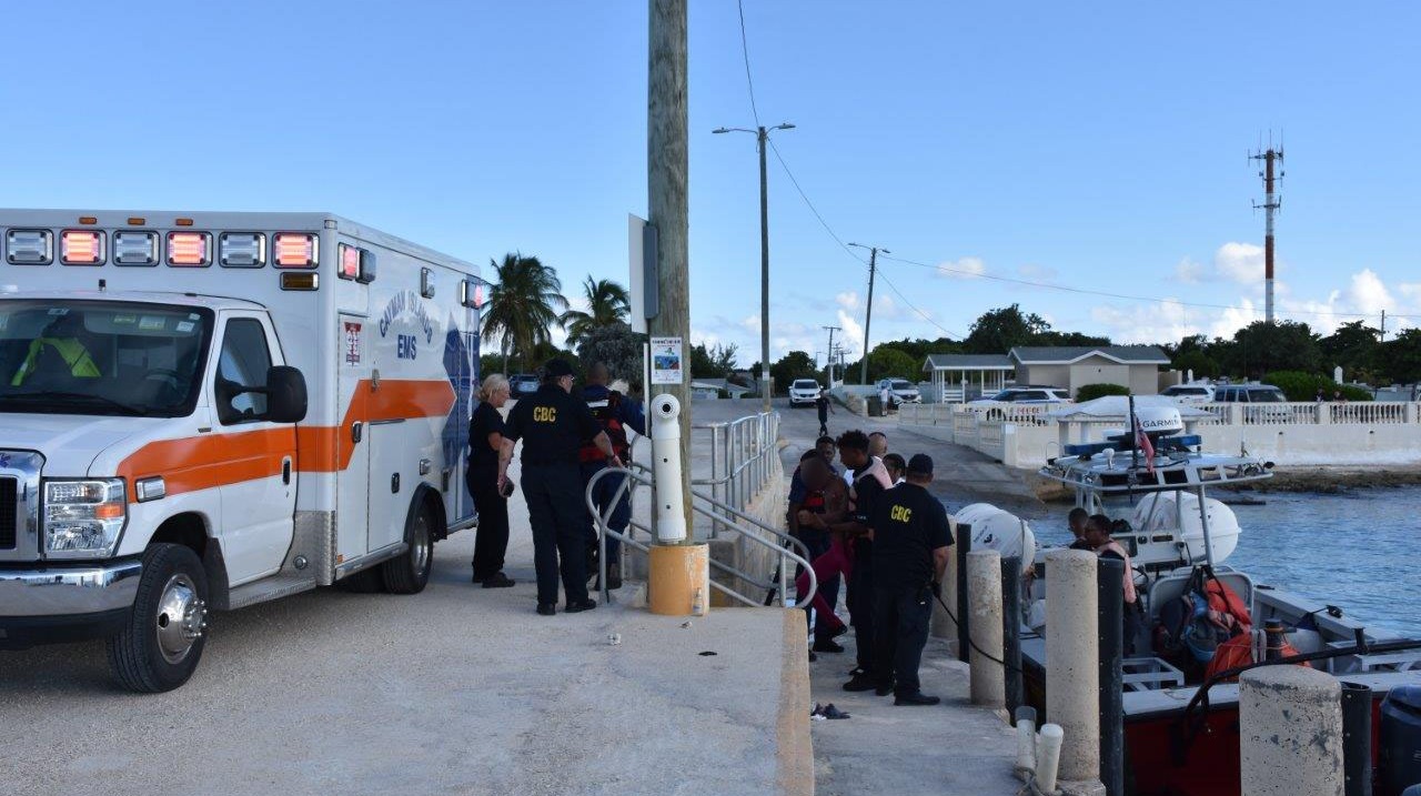 Balseros cubanos bajo custodia del Servicio de Control de Aduanas y Fronteras de Islas Caimán.