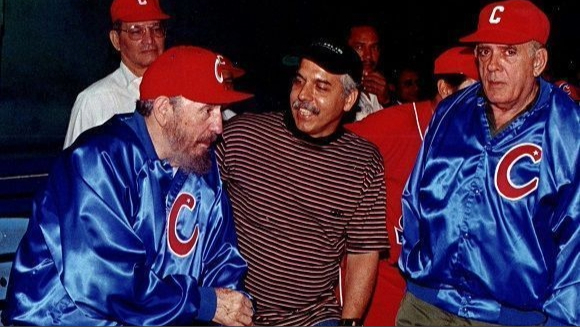 José Castro Delgado (d) junto a Fidel Castro y el fotógrafo Roberto Chile.