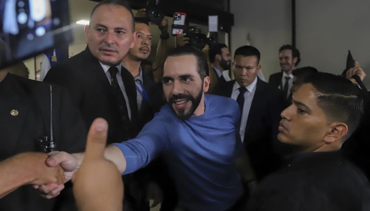 Nayib Bukele, presidente de El Salvador, saludando a sus seguidores después de registrarse como candidato presidencial.