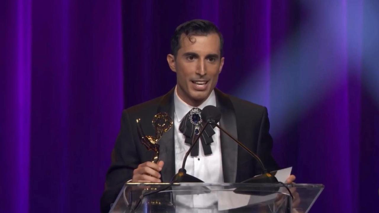El periodista cubano Alejandro Condis tras recibir uno de los seis Premios Emmy que ganó.