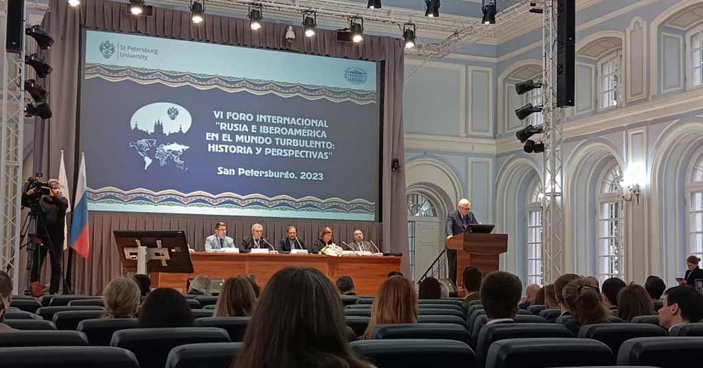 Diplomáticos latinoamericanos y rusos reunidos en San Petersburgo.