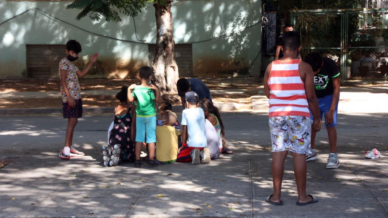 Niños jugando en una calle en La Habana.