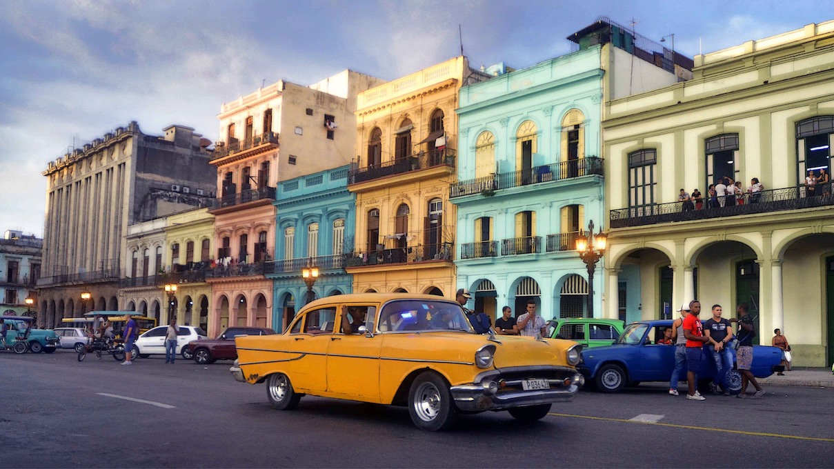 Fachadas coloridas en la calle Prado, La Habana Vieja.