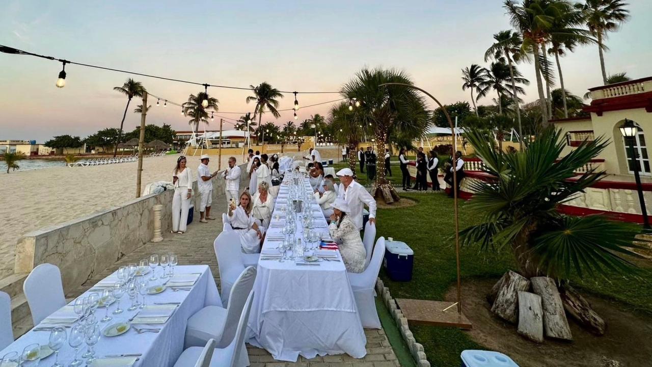 Participantes en la segunda edición de la Cena de Blanco en La Habana.