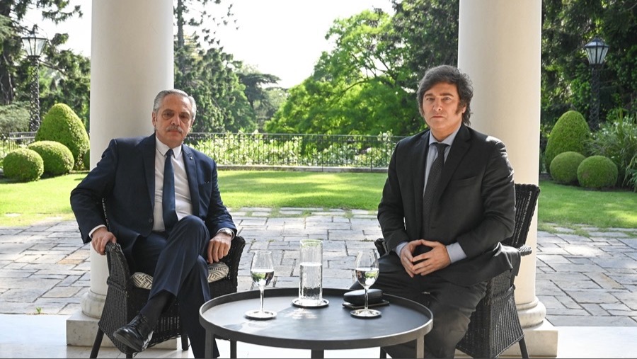 Alberto Fernández (izq.), presidente saliente, y Javier Milei, presidente entrante de Argentina.