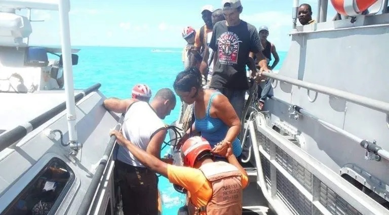 Balseros cubanos rescatados en el golfo de México por un barco pesquero.