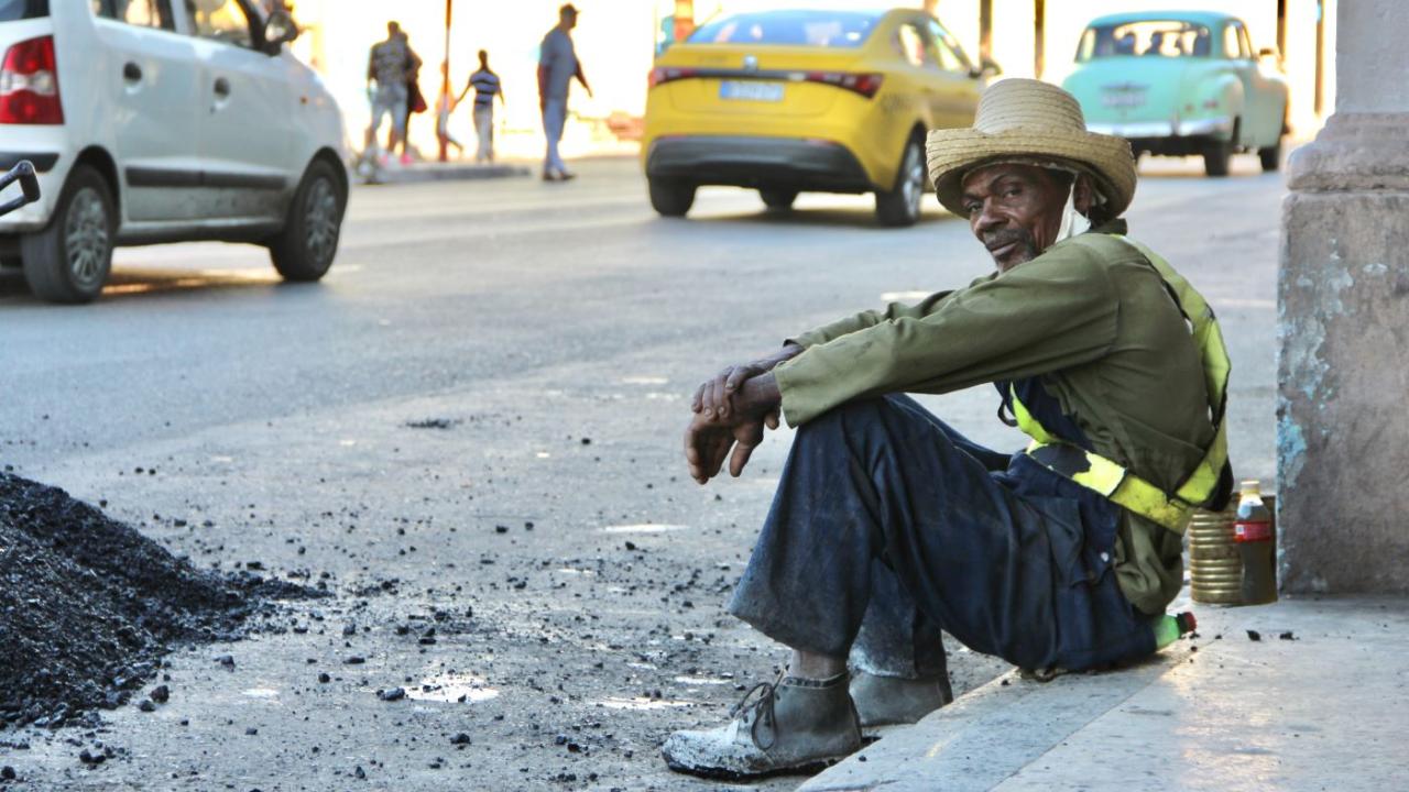 Un obrero cubano afrodescendiente en La Habana.