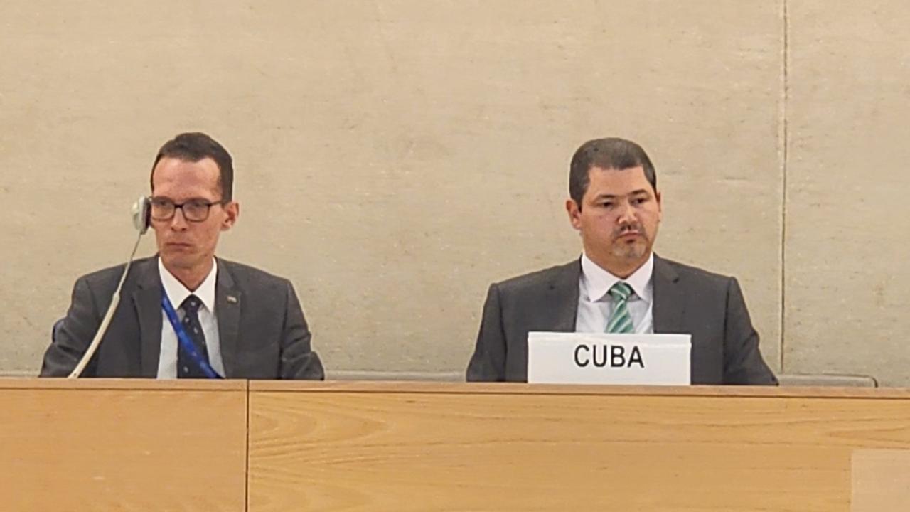 El embajador del regimen cubano en Ginebra, Juan Antonio Quintanilla (D).